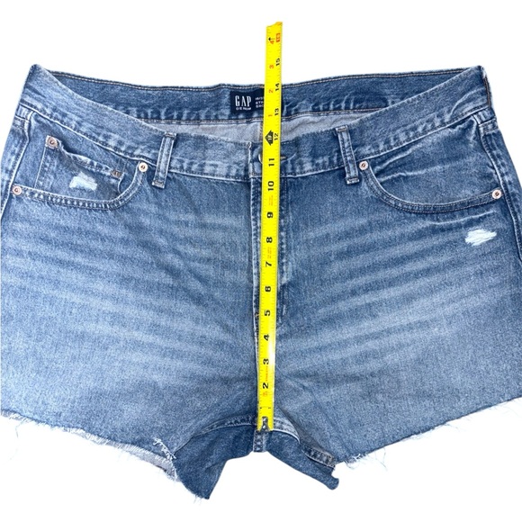 Gap Denim Mid Rise Stride Short Cut Off Shorts In Medium Wash Women’s Size 16/33 - Picture 7 of 10